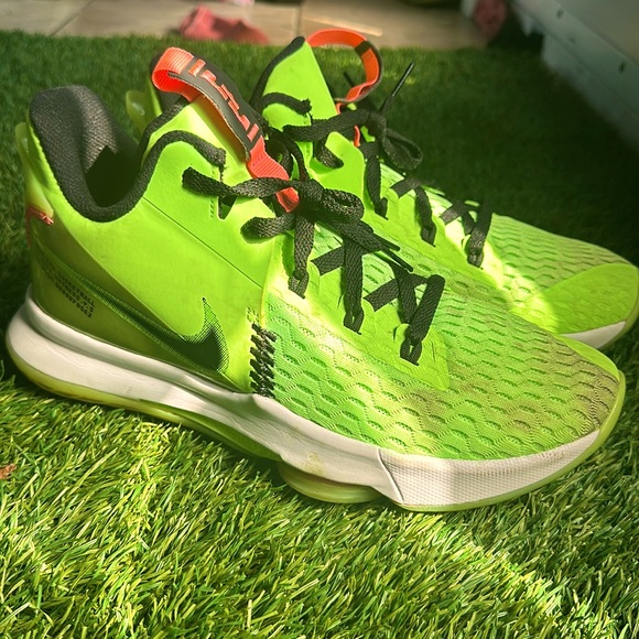 Nike LeBron Witness 5 EP 'Grinch' - Picture 1 of 4